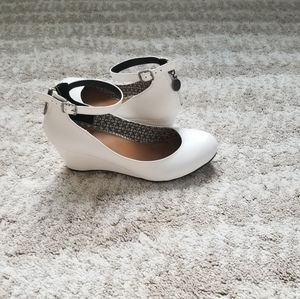 Daisy Fuentes Women Shoes